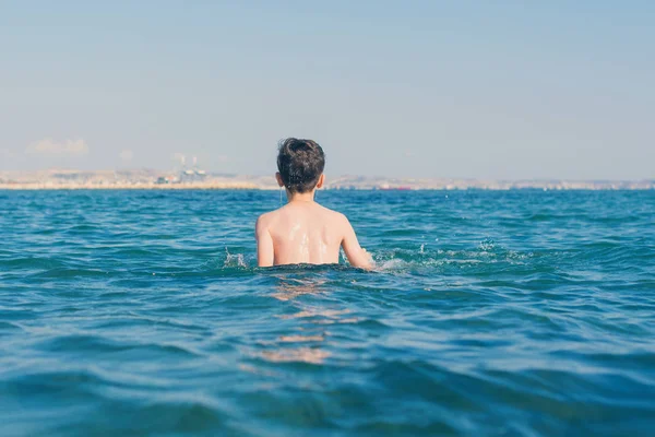 Niño Años Nadando Relajándose Las Olas Del Mar Concepto Vacaciones — Foto de Stock