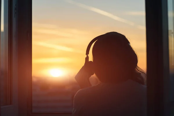 Meisje Koptelefoon Luisteren Naar Muziek Stad Bij Zonsondergang — Stockfoto