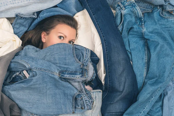 Flicka Drunkna Havet Jeans Försäljningskoncept Begreppet Black Friday Och Holiday — Stockfoto