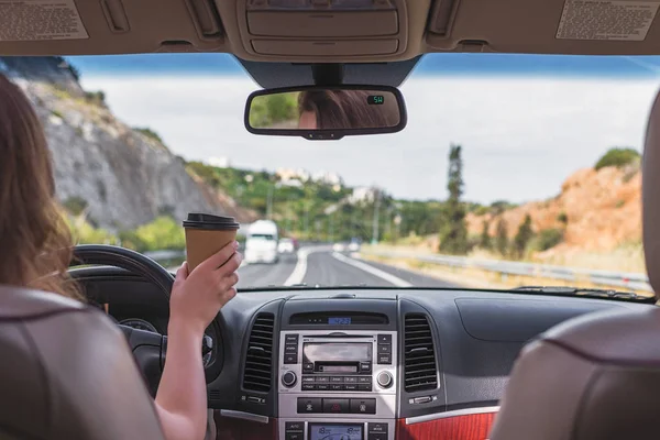 Das Mädchen Fährt Auf Der Autobahn Und Hält Eine Tasse — Stockfoto