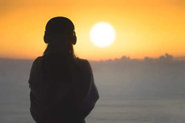 Silhouette Donna Nuda Con Capelli Bagnati Avvolti Una Coperta Dopo — Foto Stock