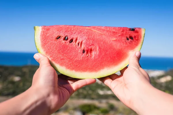 Reifes Stück Wassermelone Weiblichen Händen Vor Dem Hintergrund Des Meeres — Stockfoto