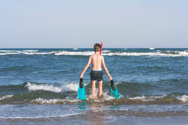 Jeune Garçon Relaxant Sur Mer — Photo