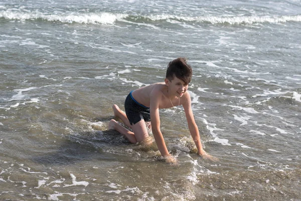 Carino Giovane Ragazzo Divertirsi Sulla Spiaggia — Foto Stock