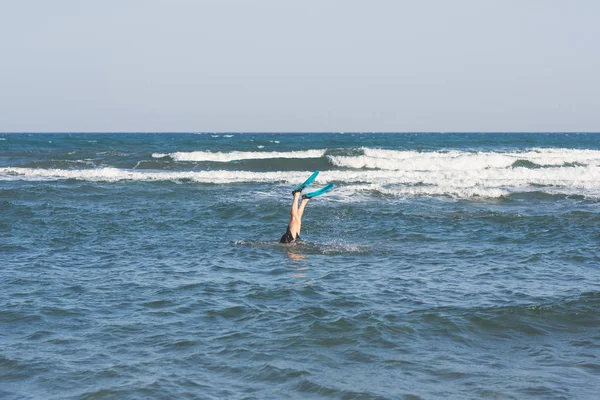 Nohy Potápěčského Muže Plavecké Ploutvích Nad Vlnami Bouřky — Stock fotografie