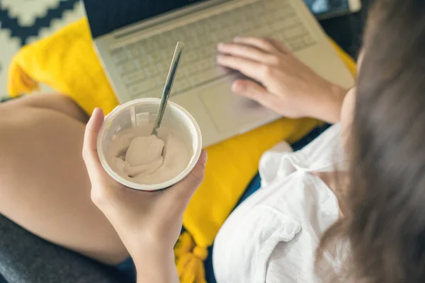 Top Visa Kvinnan Frilansare Sitter Fåtöljen Och Äta Yoghurt Medan — Stockfoto