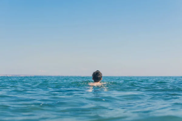 Anni Ragazzo Nuoto Relax Tra Onde Del Mare Concetto Vacanza — Foto Stock