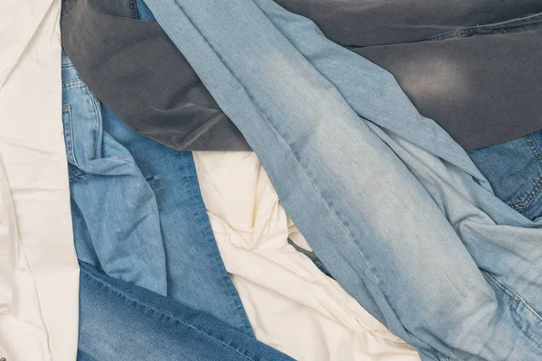 Yere serpişen bir sürü farklı kot var. Kavram.