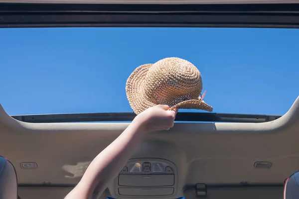 Kız Bir Aracın Açık Ambarından Onun Hasır Şapka Dışarı Trowing — Stok fotoğraf