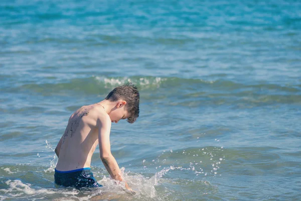 Teenager Junge Der Welle Des Meeres Strand Konzept — Stockfoto