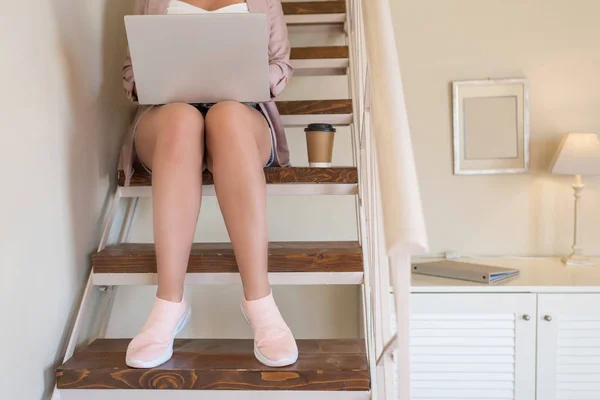 Pige Studerende Shorts Sidder Trappen Med Bærbar Computer Papir Kop - Stock-foto