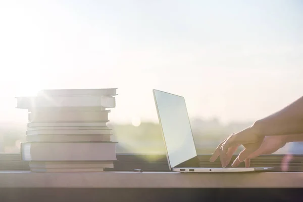 Kvinnlig Student Med Hel Del Böcker Och Laptop Förbereder Sig — Stockfoto