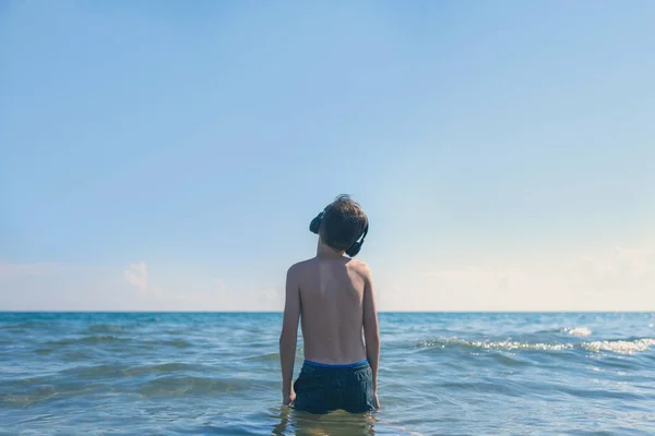 Ragazzino Con Cuffie Sulla Spiaggia Viaggiare Con Bambino Concetto — Foto Stock