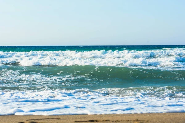 Duży Łamanie Fali Oceanu Piaszczystej Plaży Greckiej — Zdjęcie stockowe