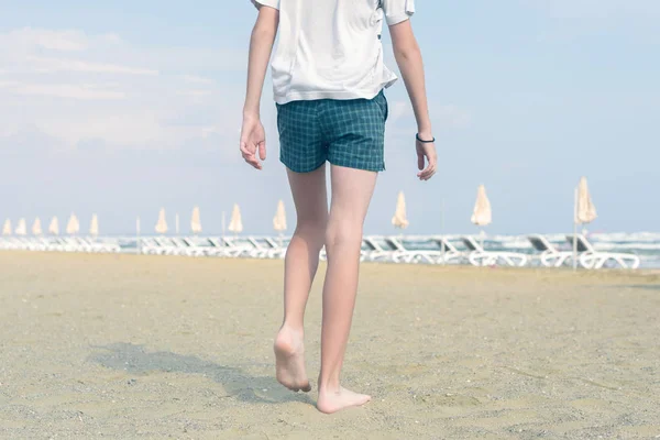 Blote Voeten Benen Van Een Jongen Beweging Het Zandstrand Reis — Stockfoto