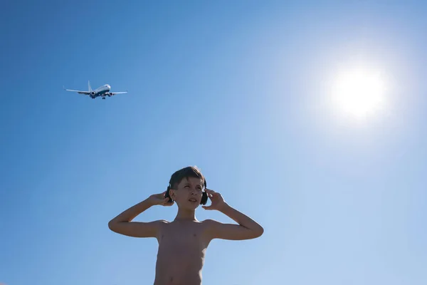 Silhouette Eines Teenagers Strand Den Kopfhörern Gegenüber Der Sonne Des — Stockfoto