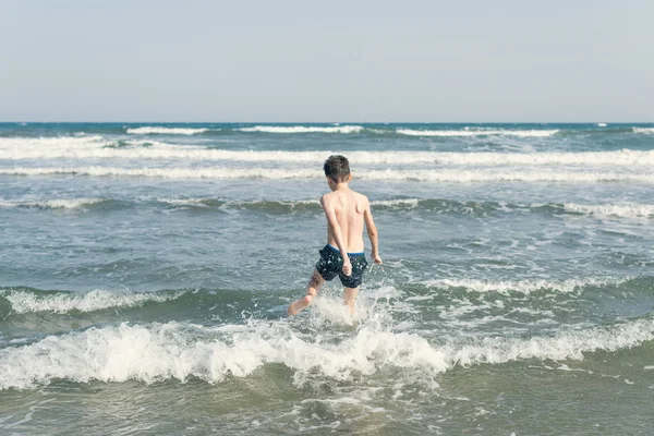 Niño Playa Olas Marinas Con Salpicaduras Agua Concepto Vacaciones Verano — Foto de Stock