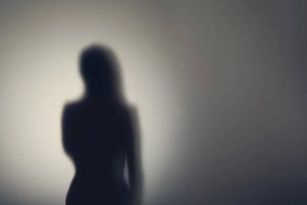 Silhouette Del Corpo Della Donna Nuda Dietro Porta Vetro Concetto — Foto Stock