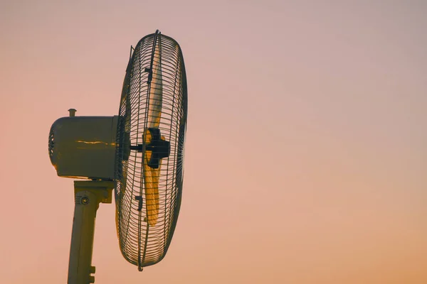 Ventilateur Ventilateur Électrique Sur Fond Ciel Clair Couchant Concept — Photo