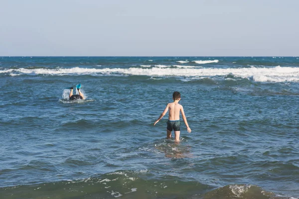 Niño Con Padre Buceando Las Aletas Natación Por Encima Las — Foto de Stock