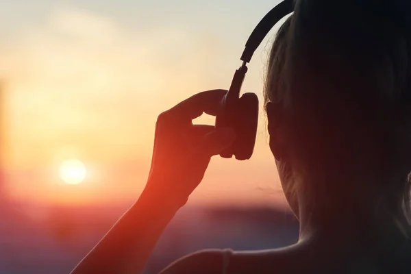 Meisje Koptelefoon Luisteren Naar Muziek Stad Bij Zonsondergang — Stockfoto