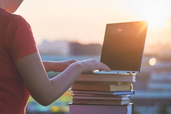 Étudiante Avec Beaucoup Livres Ordinateur Portable Préparant Pour Examen Universitaire — Photo