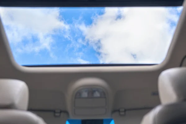 Vista Del Cielo Nublado Través Escotilla Abierta Del Coche — Foto de Stock