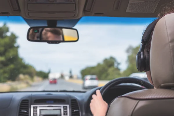 Dziewczyna Jest Jazda Autostradzie Australii Widok Tylnej Siedziby Samochodu Przedniej — Zdjęcie stockowe