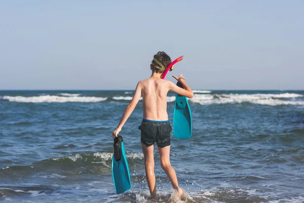 Giovane Ragazzo Rilassante Sul Mare — Foto Stock