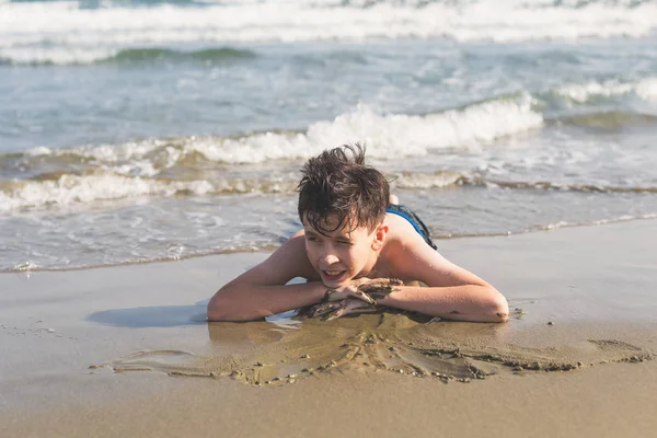 Jongen Uitgewrongen Het Zand Het Strand Zee Achtergrond Het Concept — Stockfoto