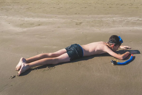 Pojke Snorkling Mask Och Röret Stranden Havet Bakgrunden Begreppet Idrott — Stockfoto