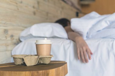 Yatak odasında uyuyan genç kadının seçici odağı