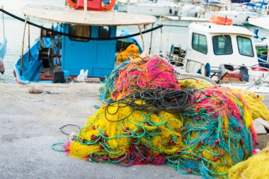 Alacakaranlıkta Heraklion Limanı 'ndaki bir teknede renkli balık ağı. Girit Adası, Yunanistan 