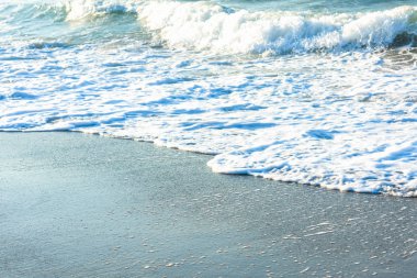 Pürüzsüz ve yumuşak doğal şeffaf deniz suyunun arka planı 