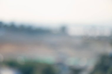 Yaz gününde bokeh ile bulanık tatil kasabası arka plan. Havadan görünüm.