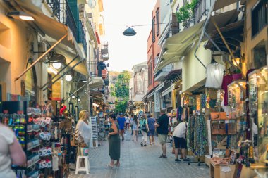 Hanya, Girit/Yunanistan-07.12.2018:Eski Venedik limanında renkli Akdeniz caddesinin manzarası Hanya kasabası. Girit Adası, Yunanistan 