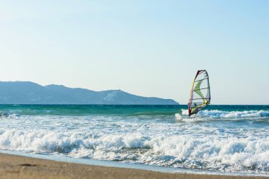 Girit 'te gün batımında denizdeki rüzgar sörfçüleri. Heraklion 'da rüzgar sörfü. Yunanistan