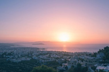 Gün batımında chania şehir ve deniz arka plan havadan görünümü. Girit adası, Yunanistan 