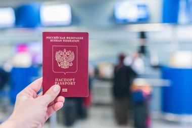 Havaalanı yönetim kurulu karşısında Rus pasport tutan kadın. 