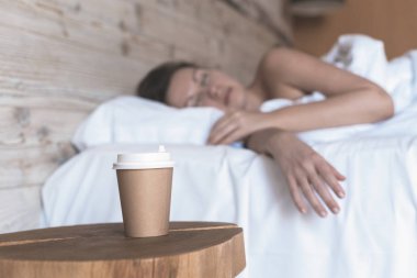 Yatak odasında uyuyan genç kadının seçici odağı