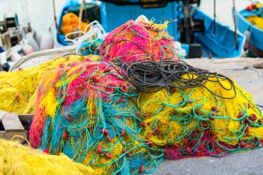 Alacakaranlıkta Heraklion Limanı 'ndaki bir teknede renkli balık ağı. Girit Adası, Yunanistan 