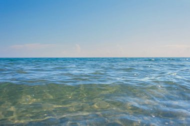 Pürüzsüz ve yumuşak doğal şeffaf deniz suyunun arka planı