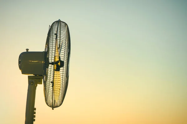 Ventilateur Ventilateur Électrique Sur Fond Ciel Clair Couchant Concept — Photo