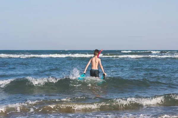 Menino Adolescente Feliz Nas Nadadeiras Máscara Snorkeling Correndo Onda Mar — Fotografia de Stock