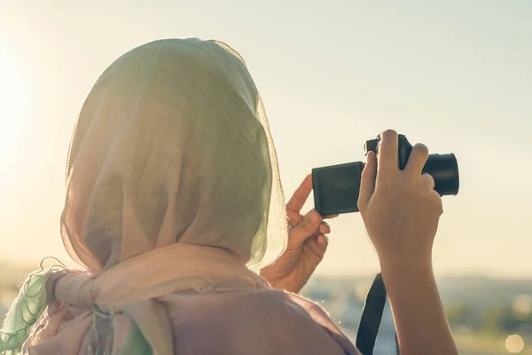 Femme Arabe Photographe Dans Une Écharpe Prendre Des Photos Aide — Photo