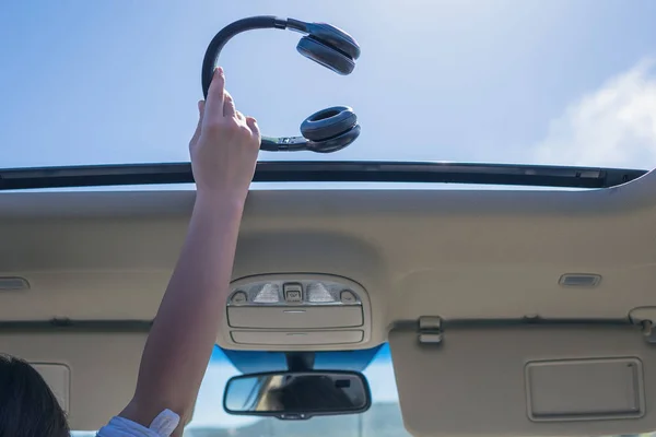 Flickan Håller Sin Hand Med Handphones Från Öppna Luckan Ett — Stockfoto