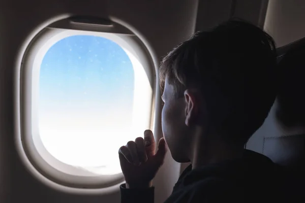 Ragazzo Volo Guardando Nel Finestrino Oblò Dell Aeroplano — Foto Stock