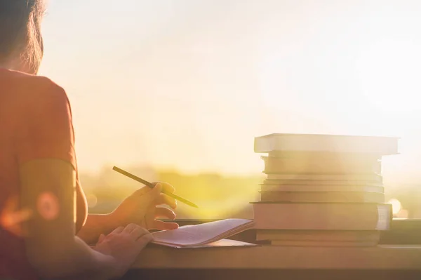 Étudiante Avec Beaucoup Livres Préparant Pour Examen Universitaire Tard Dans — Photo