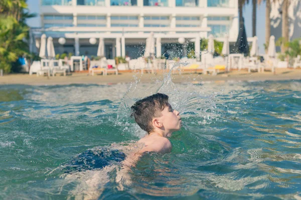 Éves Fiú Úszás Kikapcsolódás Tengerben Hullámok Családi Nyaralás Fogalma — Stock Fotó