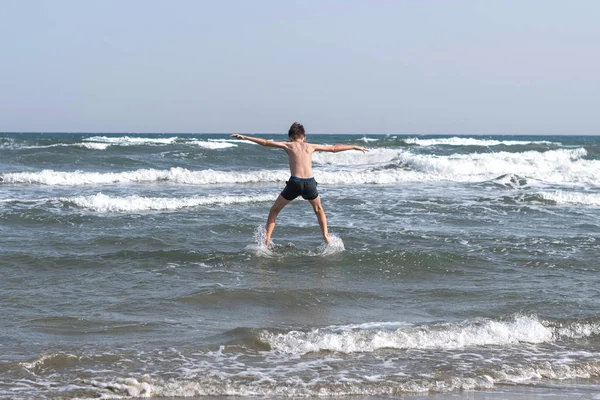 Jongen Zee Golven Met Water Spatten Concept Van Zomer Vakantie — Stockfoto